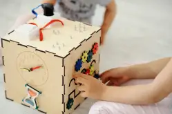 Как играть с бизибордом? Развивающие игры с бизибордами для детей