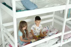 Как поставить кровать в детской комнате?