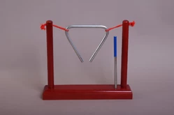 Треугольник музыкальный 10 см. на подставке1