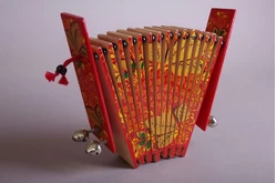 Трещотка пластинчатая малая с бубенцами с художественной росписью1