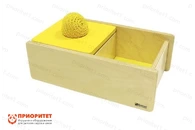 Коробочка Монтессори с вязаным мячиком и перекидной крышкой