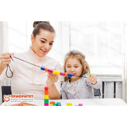 Игры с цветными бусинами из Даров Фребеля