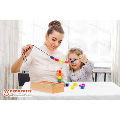 Игры с нанизыванием бусин из Даров Фребеля