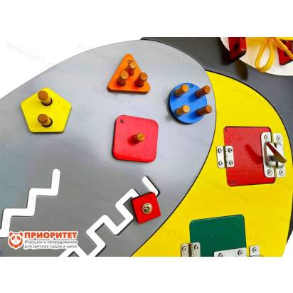 Бизиборд «Славная синица» вид вблизи