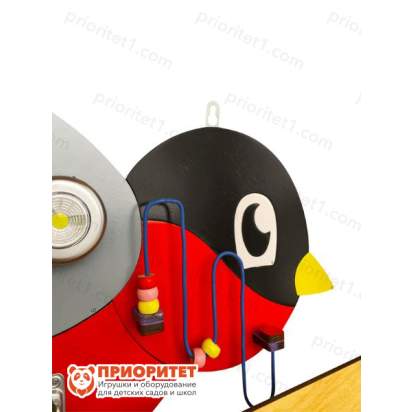 Бизиборд «Величавый снегирь» вид вблизи