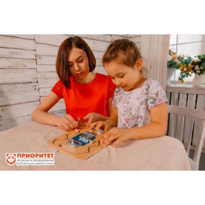 Маленький бизиборд в дорогу вид справа