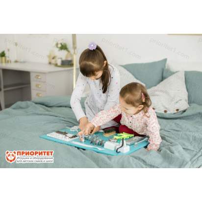 Девочки играют с Лазурным бизибордом