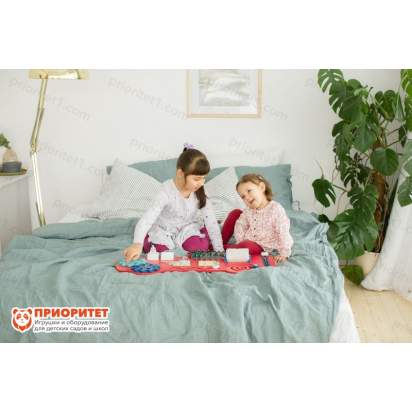 Девочки играют с бизибордом Красная машинка