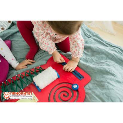 Бизиборд Красная машинка с валиком и шнуровкой