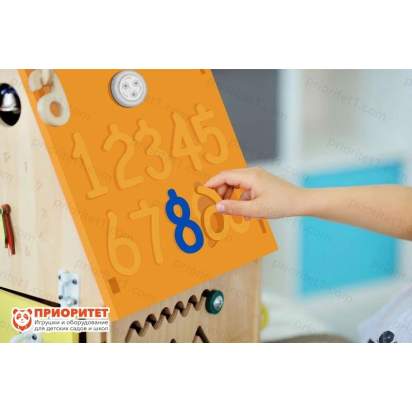 bizidom-veselye-tcifry-oranzhevaya-krysha-1