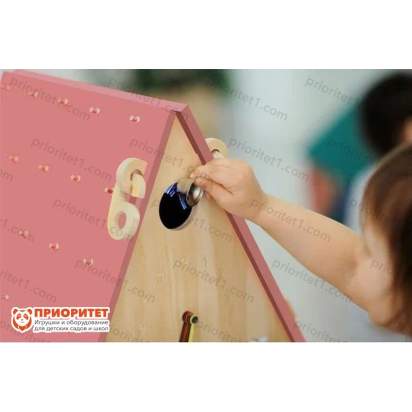 bizidom-veselye-tcifry-rozovaya-krysha-1