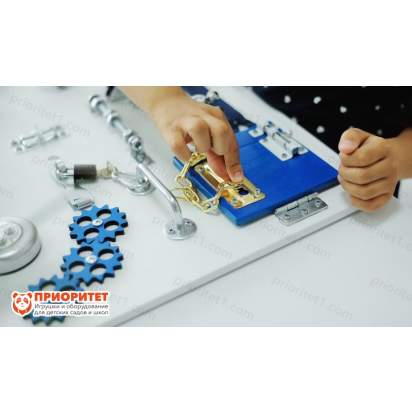 Бизиборд синий для мальчиков с щеколдой