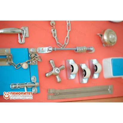 Бизиборд розовый для девочек с защелками