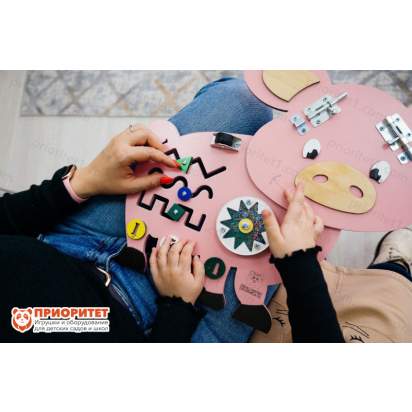 Бизиборд «Смелый поросёнок» для детского сада