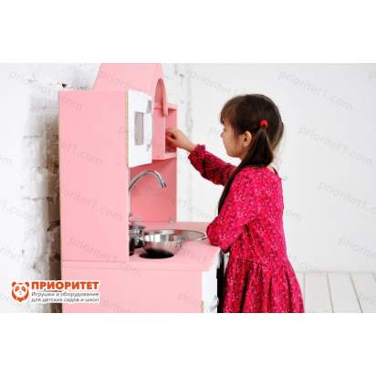 Девочка играет на детской Премиум кухне Как у мамы