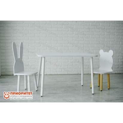 Белый стол и стулья для детского сада