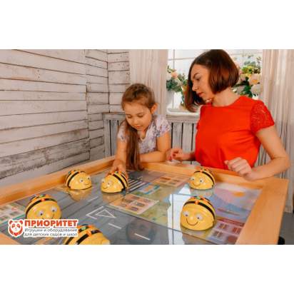 Лого-роботы пчелки на док станции вид сбоку