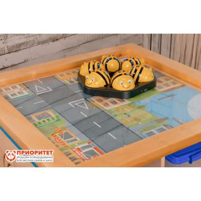 Лого-роботы пчелка на док-станции