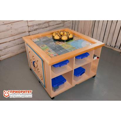 Лого-роботы пчелка на док-станции на многофункциональном столе