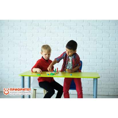 Детский стол на регулируемых ножках общий вид