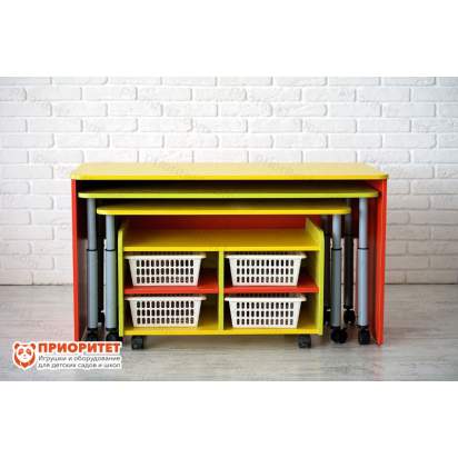 Выкатные детские столы с набором корзин общий вид