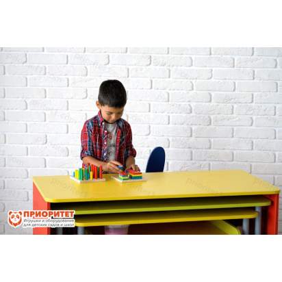 Выкатные детские столы с набором корзин вид сверху