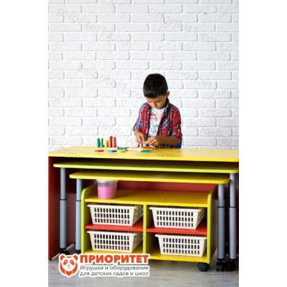 Выкатные детские столы с набором корзин вид спереди
