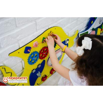 Бизиборд «Желтая рыбка» с завязками