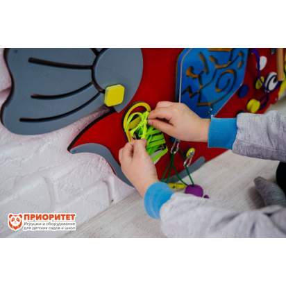 Бизиборд «Красная рыбка» зеленая шнуровка