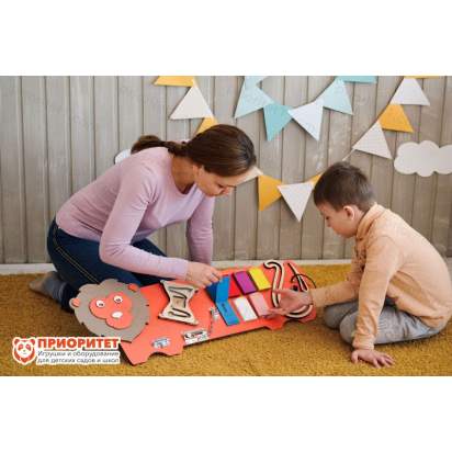 Бизиборд «Смелый львёнок» в детский сад