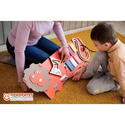 Бизиборд «Смелый львёнок» вид сбоку